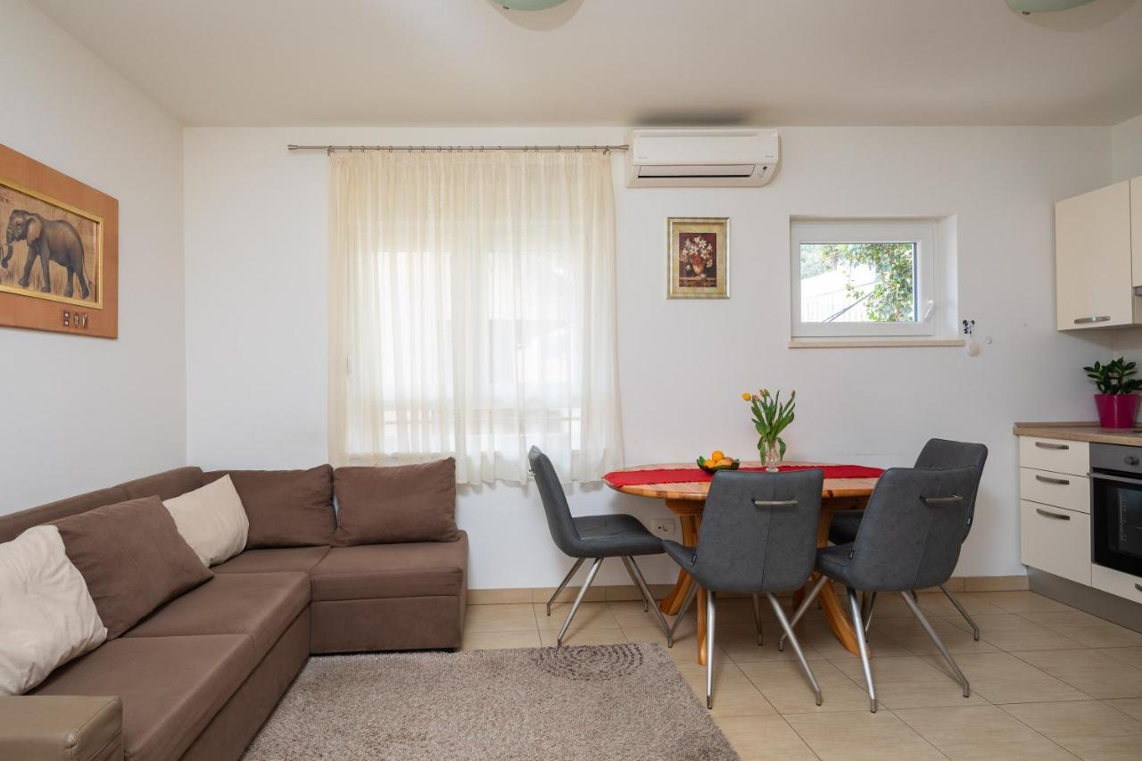 Adriatic Beach Suites Омиш Экстерьер фото